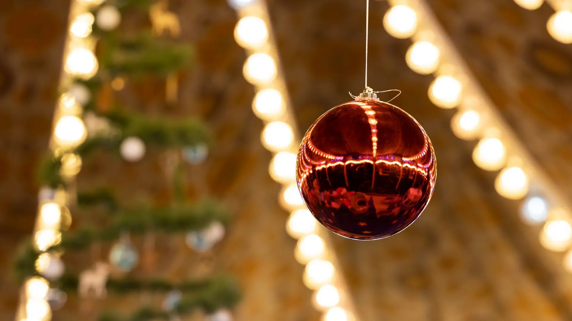 Weihnachtsdekoration auf dem Weihnachtsmarkt.