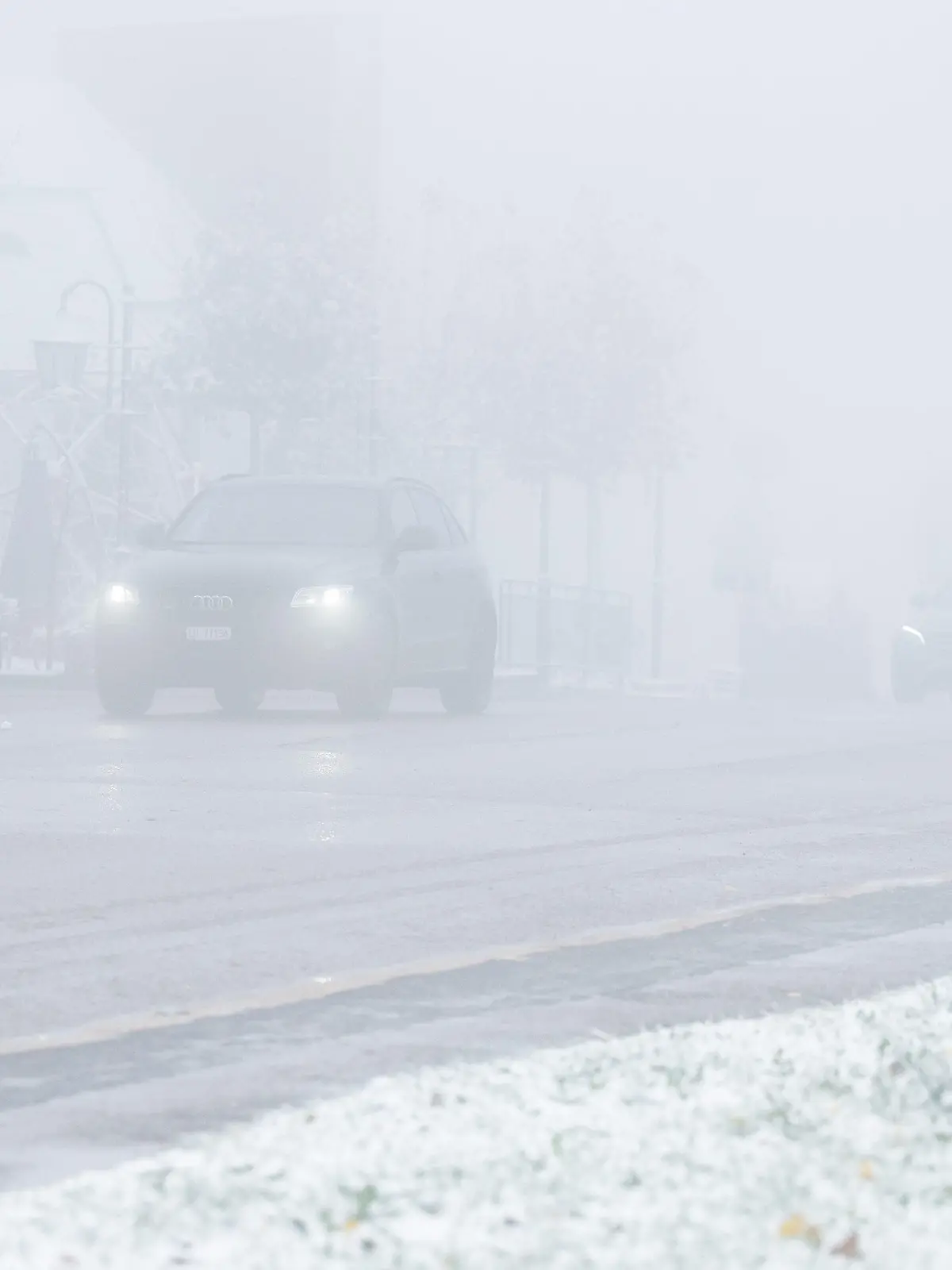 03.11.2023, Baden-Württemberg, Feldberg: Autos fahren am Feldberg im ersten Schnee auf einer Straße. Auf dem Feldberg sind die ersten Schneeflocken in diesem Herbst gefallen. Laut Deutschem Wetterdienst (DWD) sanken die Temperaturen in der Hochlage des Schwarzwaldes auf minus zwei Grad Celsius. Der Schnee werde aber noch nicht liegen bleiben, sagte ein DWD-Meteorologe. Dafür sei der Boden noch nicht kalt genug. 
Ein erster Schneefall in Gipfellagen sei für diese Zeit nichts Ungewöhnliches, sagte der Sprecher. Foto: Silas Stein/dpa +++ dpa-Bildfunk +++