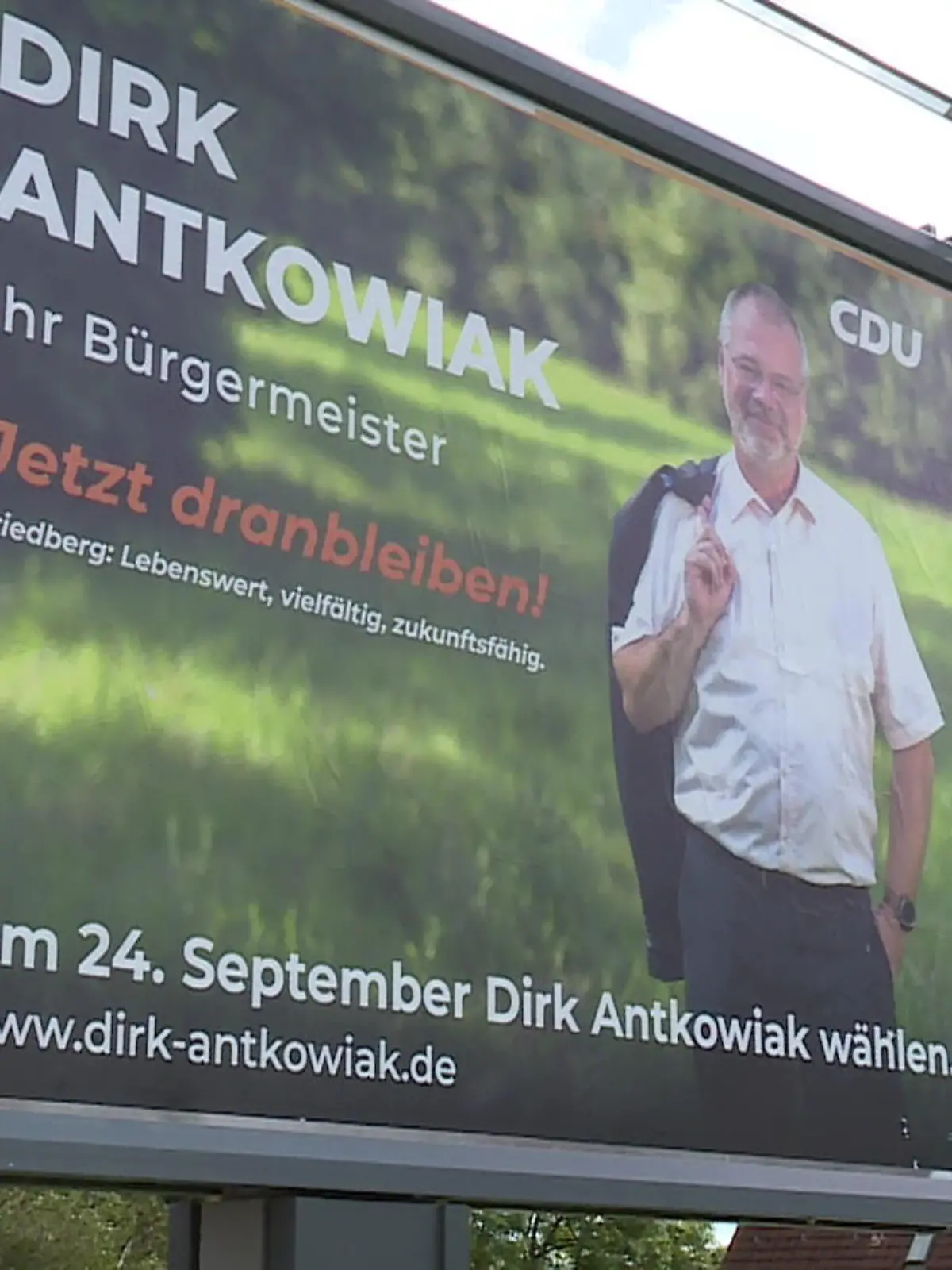 Was für ein Wahlplakat-Wirrwarr!

Mit riesigen Plakaten wird in Neustadt für die Wiederwahl des amtierenden Bürgermeisters Dirk Antkowiak geworben. So weit, so gut. Das Problem? Dirk Antkowiak ist gar nicht der Bürgermeister von Neustadt! Das ist Thomas Groll. Also alles ein riesiger Fake? Nicht ganz! Denn Dirk Antkowiak gibt es wirklich und Bürgermeister ist er auch – allerdings im 80 Kilometer entfernten Friedberg! Droht in Neustadt nun ein Bürgermeister-Showdown? Die Antwort gibts im Video.