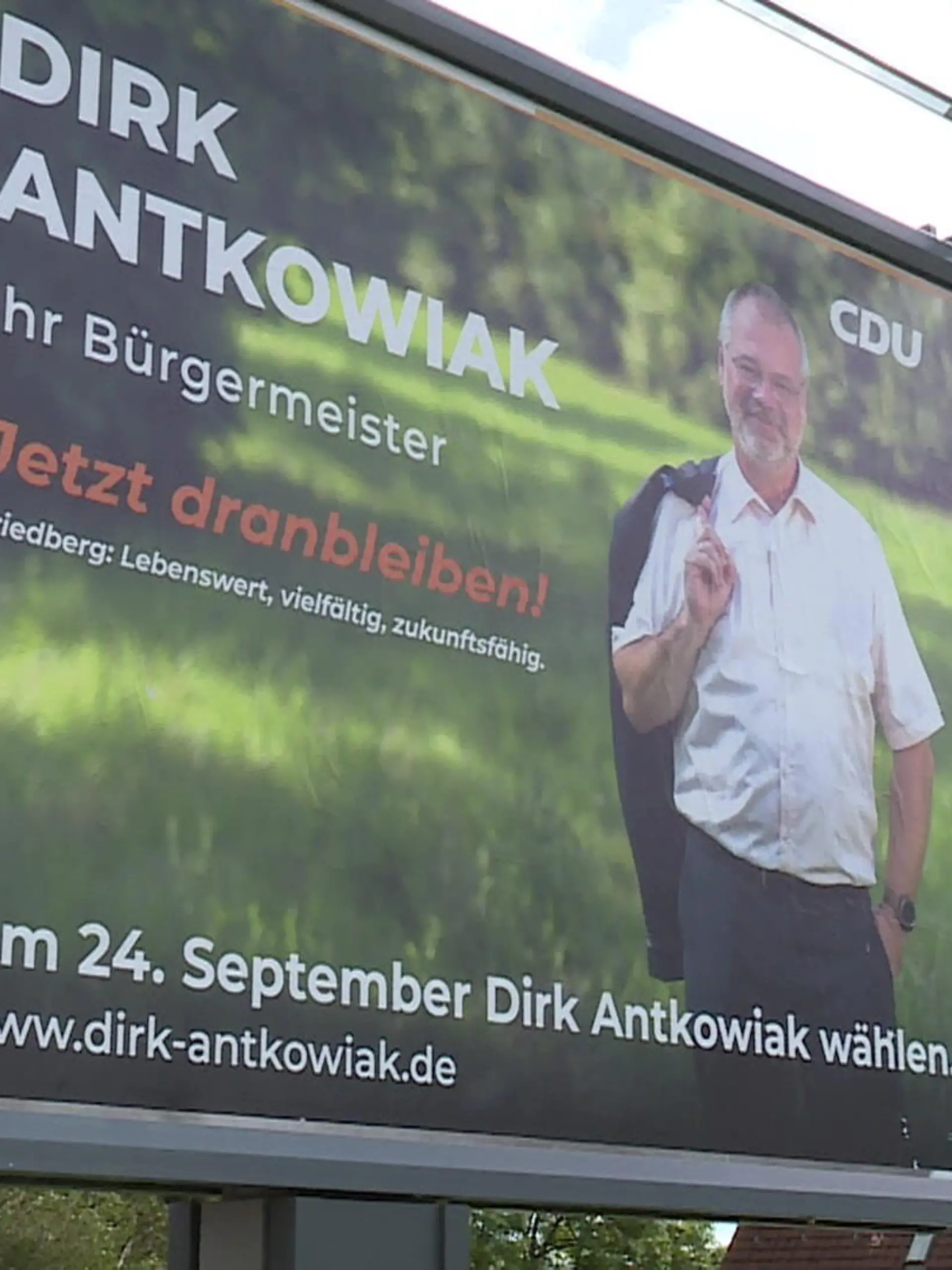 Was für ein Wahlplakat-Wirrwarr!

Mit riesigen Plakaten wird in Neustadt für die Wiederwahl des amtierenden Bürgermeisters Dirk Antkowiak geworben. So weit, so gut. Das Problem? Dirk Antkowiak ist gar nicht der Bürgermeister von Neustadt! Das ist Thomas Groll. Also alles ein riesiger Fake? Nicht ganz! Denn Dirk Antkowiak gibt es wirklich und Bürgermeister ist er auch – allerdings im 80 Kilometer entfernten Friedberg! Droht in Neustadt nun ein Bürgermeister-Showdown? Die Antwort gibts im Video.