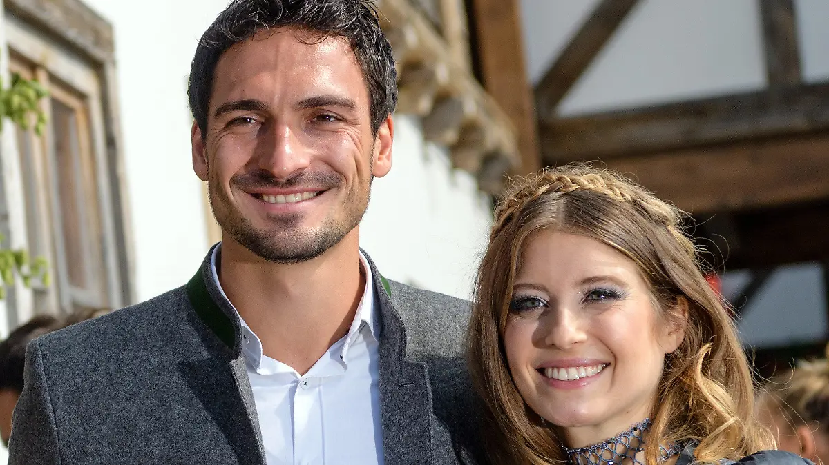 ARCHIV - 23.09.2017, Bayern, München: Fußballspieler Mats Hummels kommt mit seiner damaligen Frau Cathy Hummels in das Käferzelt auf dem Oktoberfest auf der Theresienwiese. (zu dpa: "Cathy Hummels bestätigt Trennung von Mats Hummels") Foto: Matthias Balk/dpa +++ dpa-Bildfunk +++