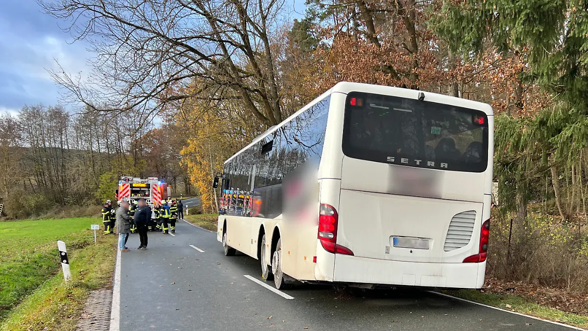 20.11.2023, Bayern, Cadolzburg: Ein verunglückter Schulbus steht auf einer Straße im Landkreis Fürth. Bei dem Unfall am Montagmorgen wurden nach Polizeiangaben mehrere Schülerinnen und Schüler leicht verletzt. (zu dpa: «Etwa zehn verletzte Kinder bei Schulbusunfall in Mittelfranken») Foto: Haubner/vifogra/dpa - ACHTUNG: Person(en) wurde(n) aus rechtlichen Gründen gepixelt +++ dpa-Bildfunk +++
