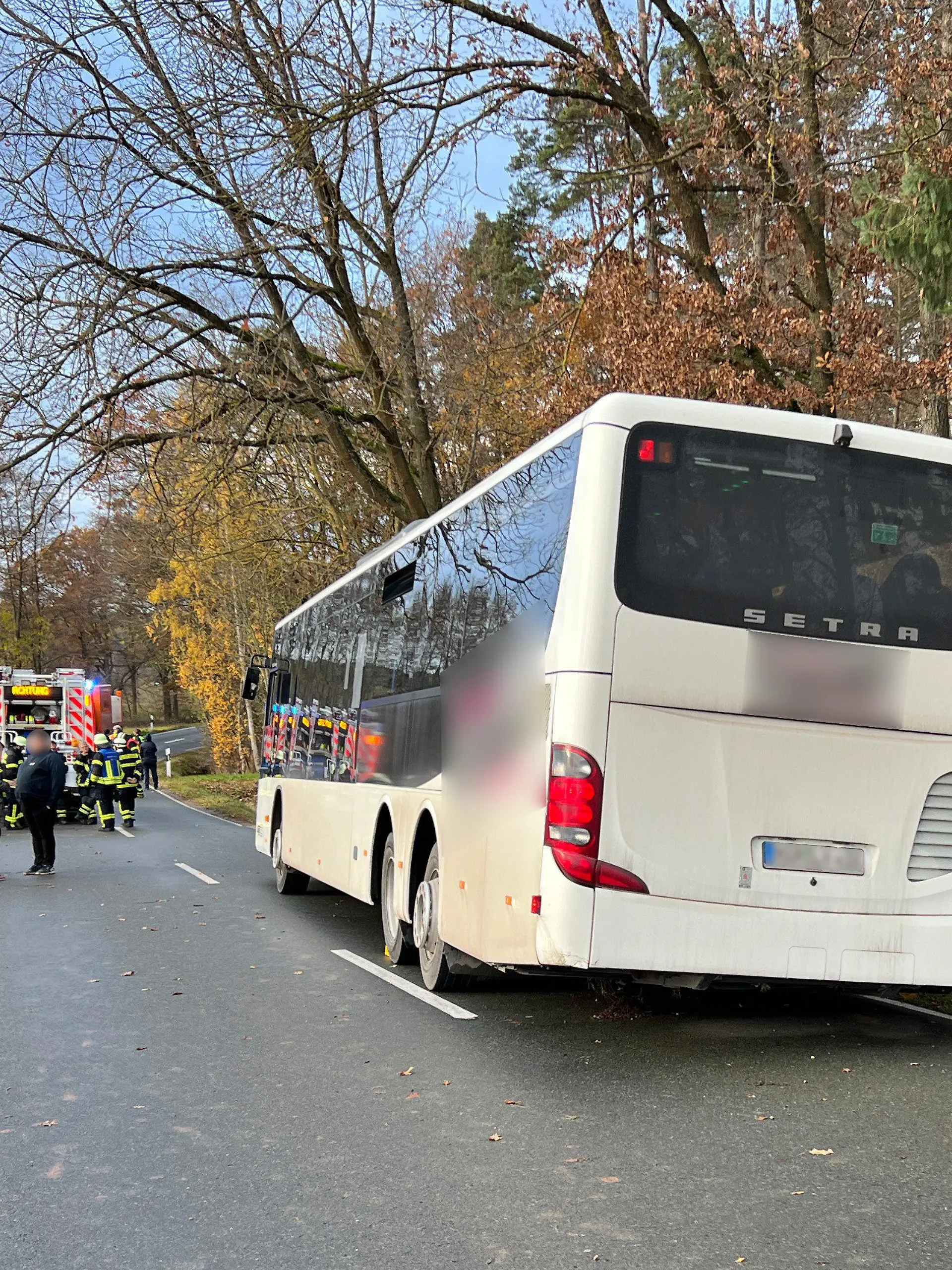 20.11.2023, Bayern, Cadolzburg: Ein verunglückter Schulbus steht auf einer Straße im Landkreis Fürth. Bei dem Unfall am Montagmorgen wurden nach Polizeiangaben mehrere Schülerinnen und Schüler leicht verletzt. (zu dpa: «Etwa zehn verletzte Kinder bei Schulbusunfall in Mittelfranken») Foto: Haubner/vifogra/dpa - ACHTUNG: Person(en) wurde(n) aus rechtlichen Gründen gepixelt +++ dpa-Bildfunk +++