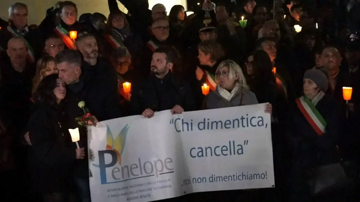 Neben dem Vater und der Schwester der getöteten Giulia nahmen am 19. November in Vigonovo tausende Menschen am stillen Fackelzug teil.