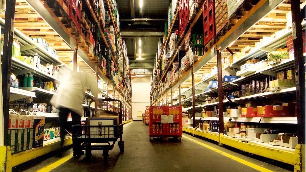 ARCHIV - Blick in das Lager des Kieler Otto-Internet-Supermarktes (Archivbild vom 04.12.2001). Der Online-Lebensmittelkauf verspricht Shoppen rund um die Uhr an sieben Tagen die Woche. Per Mausklick landet die Tüte Milch und das Bund Möhren im virtuellen Einkaufswagen. Ein Mausklick mehr und die Köstlichkeiten sind gen Heimat unterwegs. Bezahlt wird je nach Anbieter bar, per Rechnung, Scheck, Bankeinzahlung oder Kreditkarte. Shoppen im Online-Supermarkt ist in Deutschland bislang noch die Ausnahme. Mit der Ankündigung des Online-Einzelhändlers Amazon, Essen und Getränke ins Sortiment aufzunehmen, kommt Bewegung in die Branche.dpa (zu Korr.-Bericht "Online-Supermärkte im Kommen - Experten skeptisch" vom 15.07.2010) +++(c) dpa - Bildfunk+++