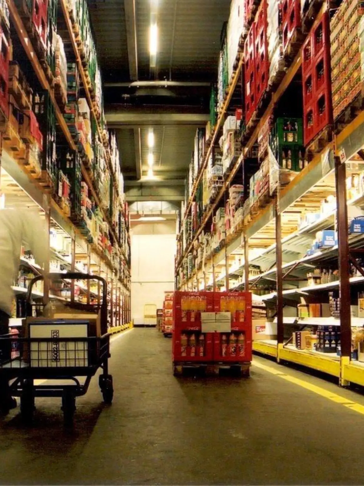 ARCHIV - Blick in das Lager des Kieler Otto-Internet-Supermarktes (Archivbild vom 04.12.2001). Der Online-Lebensmittelkauf verspricht Shoppen rund um die Uhr an sieben Tagen die Woche. Per Mausklick landet die Tüte Milch und das Bund Möhren im virtuellen Einkaufswagen. Ein Mausklick mehr und die Köstlichkeiten sind gen Heimat unterwegs.  Bezahlt wird je nach Anbieter bar, per Rechnung, Scheck, Bankeinzahlung oder Kreditkarte. Shoppen im Online-Supermarkt ist in Deutschland bislang noch die Ausnahme. Mit der Ankündigung des Online-Einzelhändlers Amazon, Essen und Getränke ins Sortiment aufzunehmen, kommt Bewegung in die Branche.dpa (zu Korr.-Bericht "Online-Supermärkte im Kommen - Experten skeptisch" vom 15.07.2010)  +++(c) dpa - Bildfunk+++