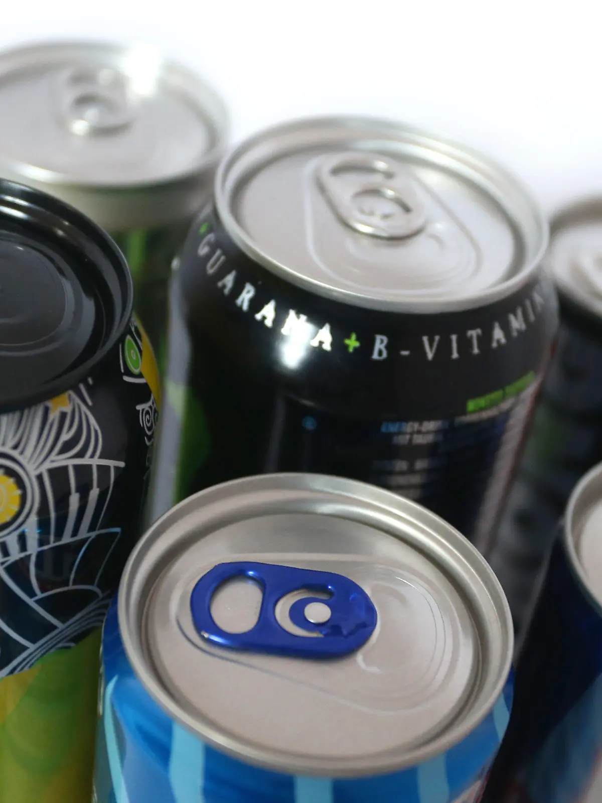 ARCHIV - ILLUSTRATION - 26.02.2018, Bayern, Kaufbeuren: Verschiedene Energy Drinks der Discounter Aldi, Lidl und Edeka. Die deutschen Supermarktdiscounter Aldi und Lidl werden in den Niederlanden keine Energydrinks mehr an Kinder verkaufen. Ab 1. Oktober dürften Kinder unter 14 Jahren die umstrittenen Getränke nicht mehr kaufen, teilte Aldi am 03.07.2018 mit. (zu dpa "Niederlande: Discounter stoppen Verkauf von Energydrinks an Kinder" vom 03.07.2018) Foto: Karl-Josef Hildenbrand/dpa +++ dpa-Bildfunk +++