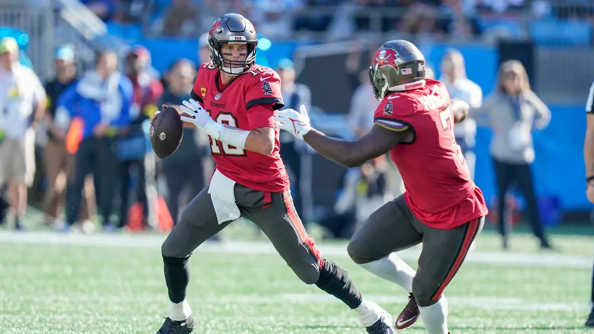 NFL, American Football Herren, USA Tampa Bay Buccaneers at Carolina Panthers Oct 23, 2022 Charlotte, North Carolina, USA Tampa Bay Buccaneers quarterback Tom Brady 12 looks to running back Leonard Fournette 7 to pass during the second half at Bank of America Stadium. Charlotte Bank of America Stadium North Carolina USA, EDITORIAL USE ONLY PUBLICATIONxINxGERxSUIxAUTxONLY Copyright: xJimxDedmonx 20221023_tbs_db2_114