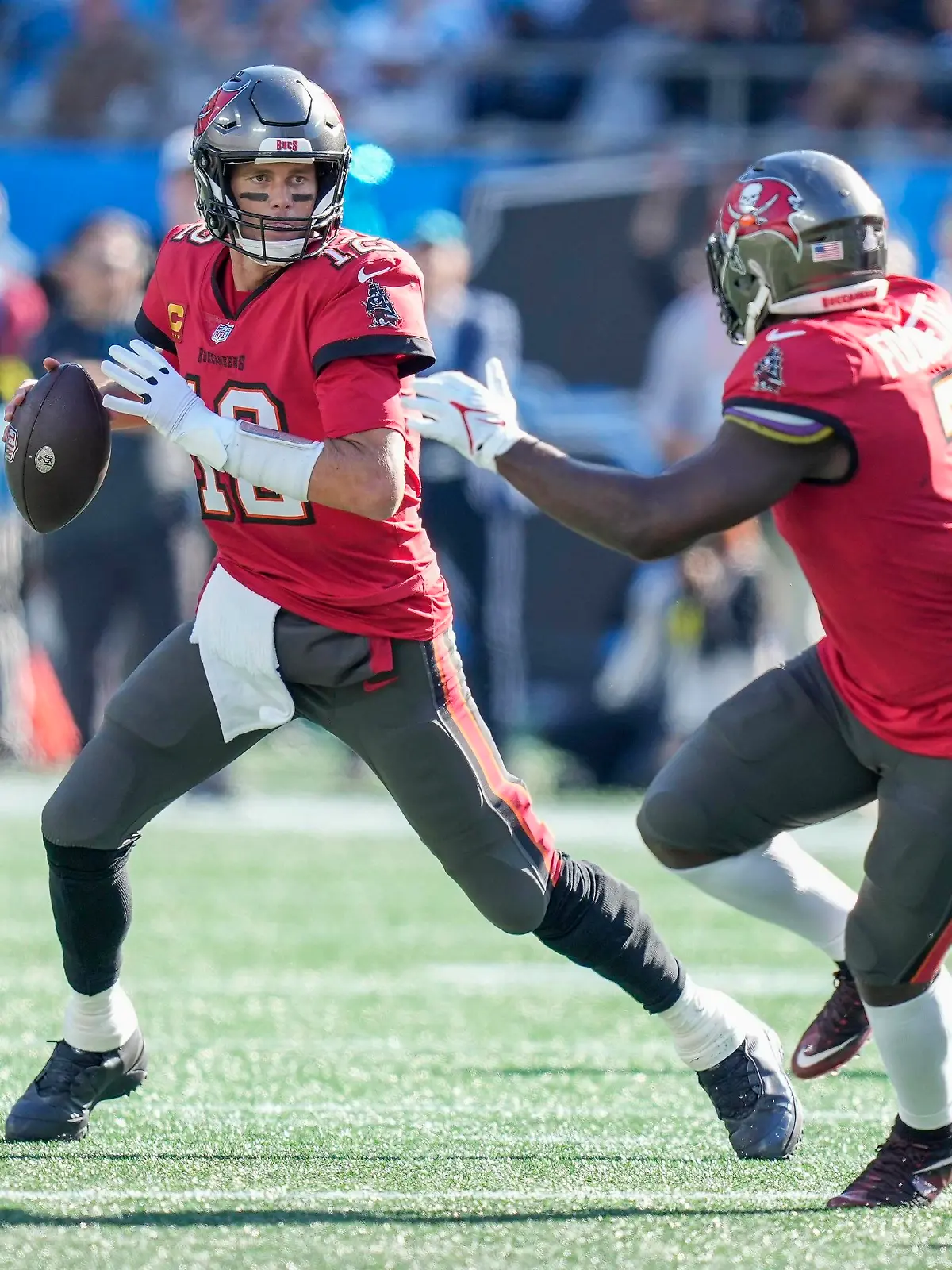  NFL, American Football Herren, USA Tampa Bay Buccaneers at Carolina Panthers Oct 23, 2022 Charlotte, North Carolina, USA Tampa Bay Buccaneers quarterback Tom Brady 12 looks to running back Leonard Fournette 7 to pass during the second half at Bank of America Stadium. Charlotte Bank of America Stadium North Carolina USA, EDITORIAL USE ONLY PUBLICATIONxINxGERxSUIxAUTxONLY Copyright: xJimxDedmonx 20221023_tbs_db2_114
