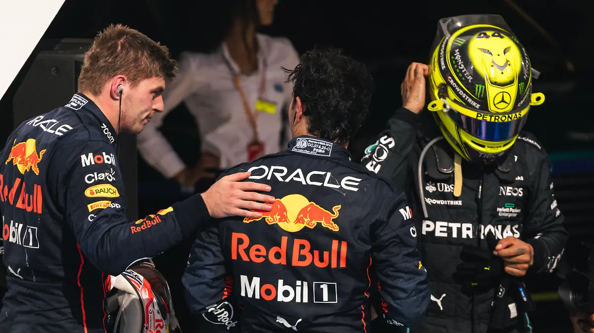 (L to R): Max Verstappen (NLD) Red Bull Racing with Sergio Perez (MEX) Red Bull Racing and Lewis Hamilton (GBR) Mercedes AMG F1 in parc ferme.
23.10.2022. Formula 1 World Championship, Rd 19, United States Grand Prix, Austin, Texas, USA, Race Day.
- www.xpbimages.com, EMail: requests@xpbimages.com © Copyright: Bearne / XPB Images / action press