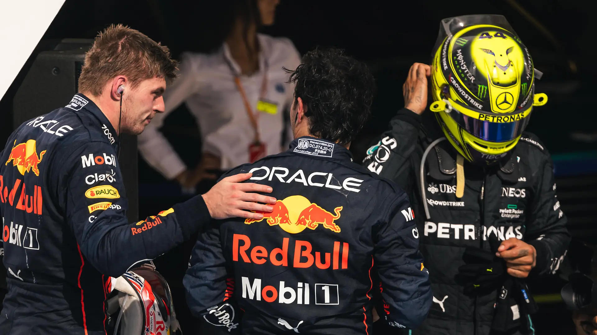 (L to R): Max Verstappen (NLD) Red Bull Racing with Sergio Perez (MEX) Red Bull Racing and Lewis Hamilton (GBR) Mercedes AMG F1 in parc ferme.
23.10.2022. Formula 1 World Championship, Rd 19, United States Grand Prix, Austin, Texas, USA, Race Day.
- www.xpbimages.com, EMail: requests@xpbimages.com © Copyright: Bearne / XPB Images / action press