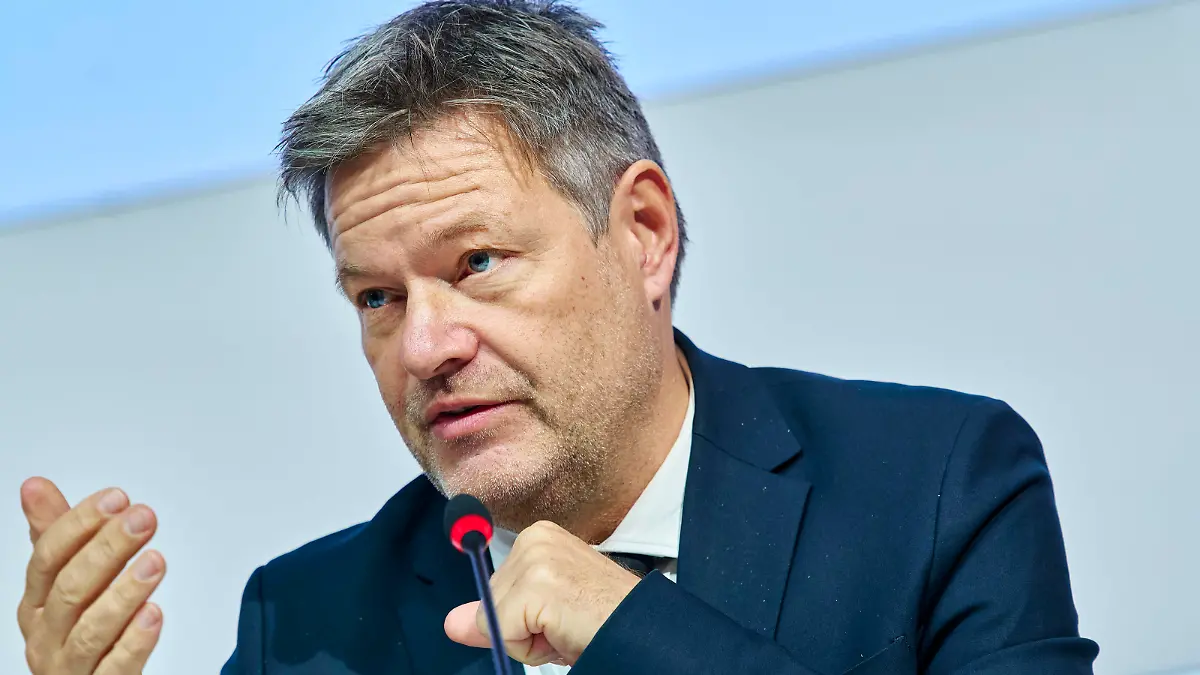 Robert Habeck zu Investitionsvorhaben von Lilly in Deutschland Europa, Deutschland, Berlin, 17.11.2023: Pressekonferenz des Bundeswirtschaftsministers Robert Habeck B90/Die Grünen und Bundesgesundheitsministers Karl Lauterbach SPD zu Investitionsvorhaben des Pharmaunternehmens Lilly in Deutschland.Das Unternehmen Lilly plant 2,5-Milliarden-Dollar-Standort in Deutschland für injizierbare Medikamente. *** Robert Habeck on Lillys investment plans in Germany Europe, Germany, Berlin, 17 11 2023 Press conference by Federal Minister of Economics Robert Habeck B90 The Greens and Federal Minister of Health Karl Lauterbach SPD on pharmaceutical company Lillys investment plans in Germany Lilly plans 2.5 billion dollar site in Germany for injec