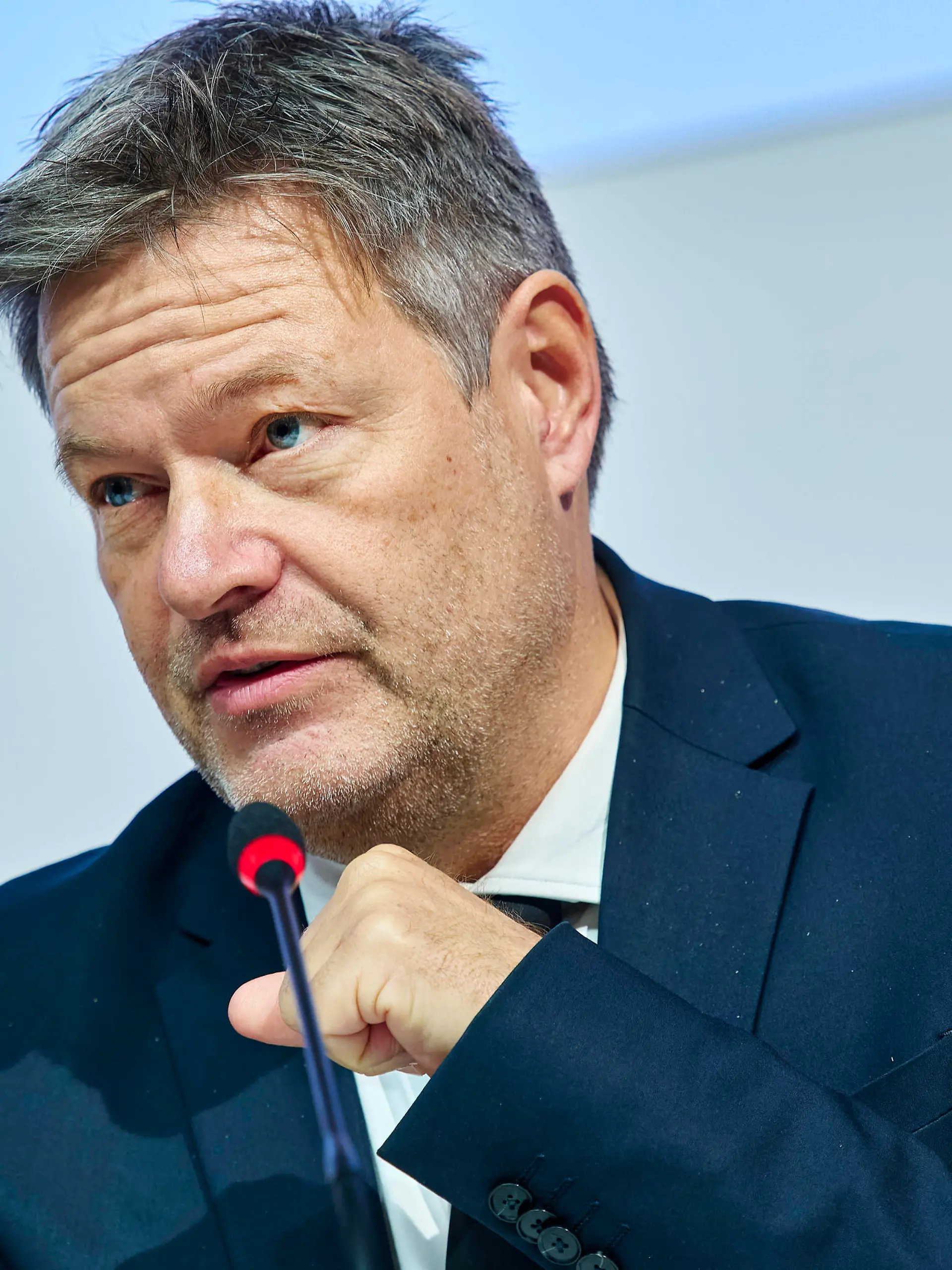 Robert Habeck zu Investitionsvorhaben von Lilly in Deutschland Europa, Deutschland, Berlin, 17.11.2023: Pressekonferenz des Bundeswirtschaftsministers Robert Habeck B90/Die Grünen und Bundesgesundheitsministers Karl Lauterbach SPD zu Investitionsvorhaben des Pharmaunternehmens Lilly in Deutschland.Das Unternehmen Lilly plant 2,5-Milliarden-Dollar-Standort in Deutschland für injizierbare Medikamente. *** Robert Habeck on Lillys investment plans in Germany Europe, Germany, Berlin, 17 11 2023 Press conference by Federal Minister of Economics Robert Habeck B90 The Greens and Federal Minister of Health Karl Lauterbach SPD on pharmaceutical company Lillys investment plans in Germany Lilly plans 2.5 billion dollar site in Germany for injec