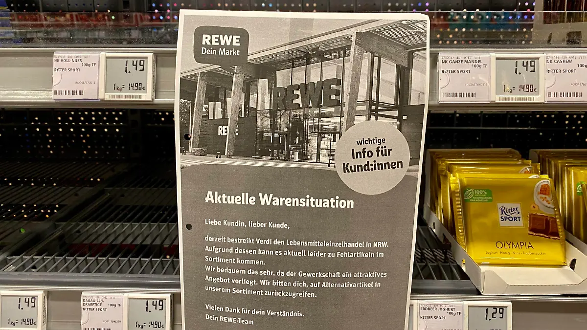 21.09.2023, Deutschland, NRW, Supermärkte, Logistik, REWE Infozettel zur aktuellen Warensituation in den Märkten wegen des VERDI Streiks, Streik, Lebensmitteleinzelhandel, Einzelhandel, Lebensmittel-Knappheit, Waren-Engpass, leere Regale NRW Deutschland *** 21 09 2023, Germany, NRW, supermarkets, logistics, REWE info sheet on the current goods situation in the stores due to the VERDI strike, strike, food retail, retail, food shortage, goods shortage, empty shelves NRW Germany Copyright: xSnowfieldxPhotographyx SF210923ReweVerdiD