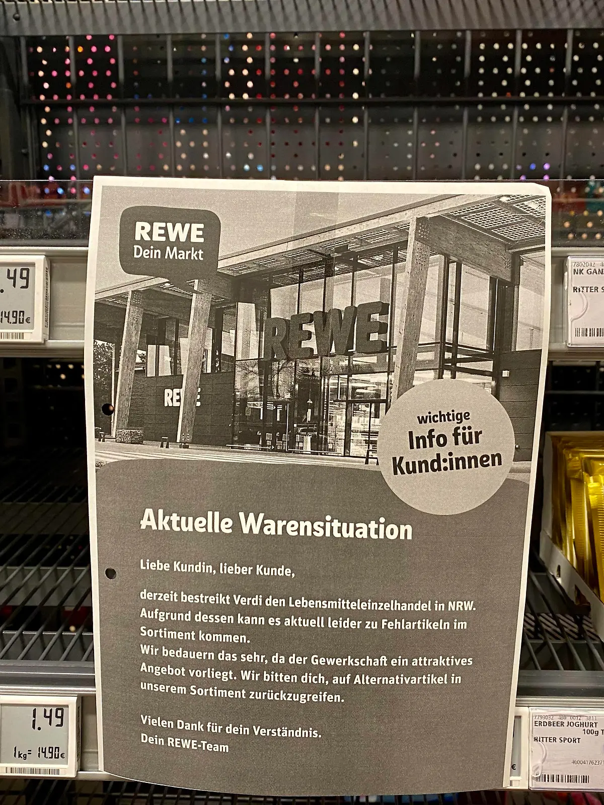 21.09.2023, Deutschland, NRW, Supermärkte, Logistik, REWE Infozettel zur aktuellen Warensituation in den Märkten wegen des VERDI Streiks, Streik, Lebensmitteleinzelhandel, Einzelhandel, Lebensmittel-Knappheit, Waren-Engpass, leere Regale NRW Deutschland *** 21 09 2023, Germany, NRW, supermarkets, logistics, REWE info sheet on the current goods situation in the stores due to the VERDI strike, strike, food retail, retail, food shortage, goods shortage, empty shelves NRW Germany Copyright: xSnowfieldxPhotographyx SF210923ReweVerdiD