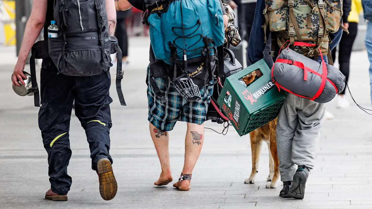 04.06.2022, Schleswig-Holstein, Westerland/Sylt: Ein Gruppe Punks schlendert durch die Fußgängerzone von Westerland auf Sylt. Durch die Einführung des 9-Euro-Tickets haben sich die traditionell hohen Touristenzahlen an Pfingsten noch einmal erhöht. Foto: Axel Heimken/dpa +++ dpa-Bildfunk +++