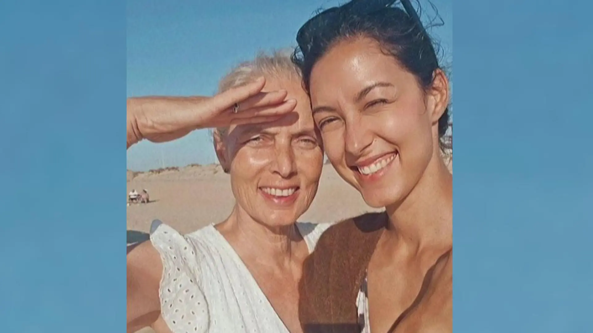 Rebecca Mir posiert mit ihrer Mutter Mareike am Strand in der Sonne.