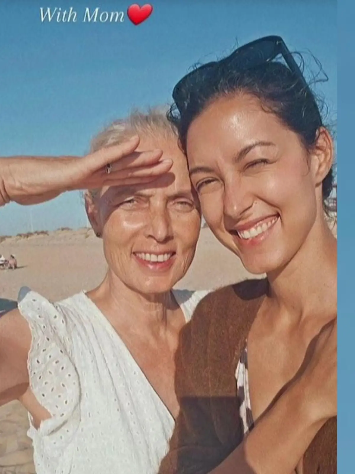 Rebecca Mir posiert mit ihrer Mutter Mareike am Strand in der Sonne.