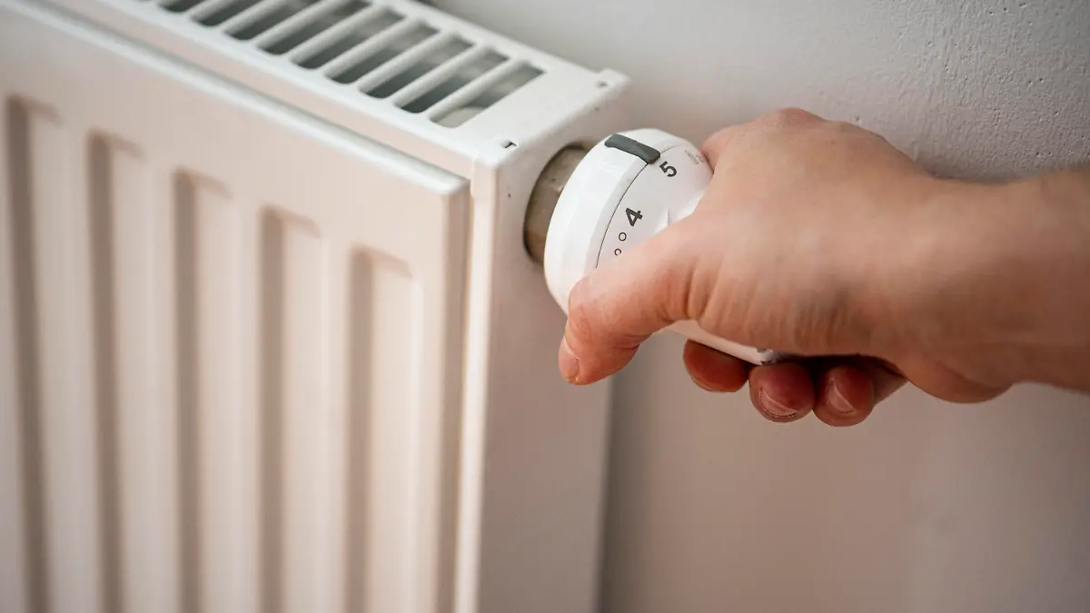 ARCHIV - 31.01.2022, Berlin: Eine Person macht eine Heizung an. Die Jobcenter in Sachsen-Anhalt erreichen immer mehr Anfragen im Zusammenhang mit den gestiegenen Energiekosten. (zu dpa «Energiekrise sorgt für mehr Anträge zur Aufstockung») Foto: Fabian Sommer/dpa +++ dpa-Bildfunk +++