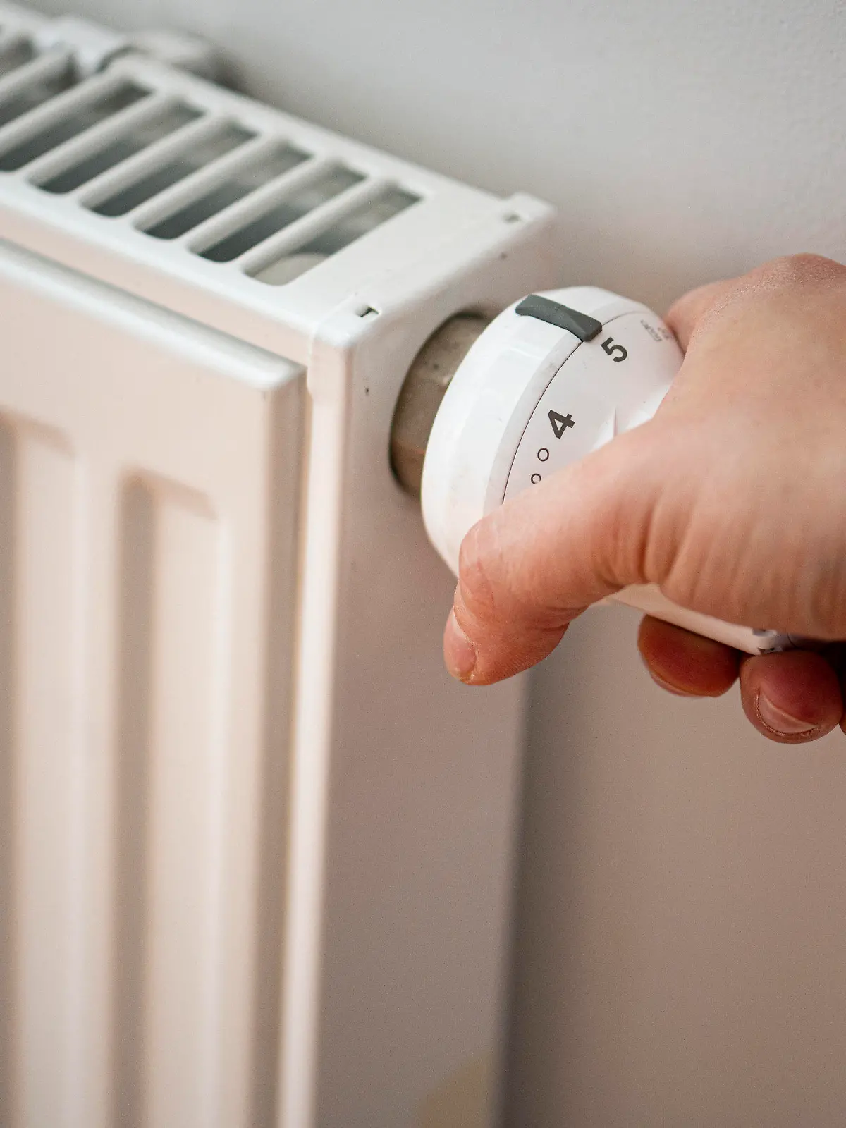 ARCHIV - 31.01.2022, Berlin: Eine Person macht eine Heizung an. Die Jobcenter in Sachsen-Anhalt erreichen immer mehr Anfragen im Zusammenhang mit den gestiegenen Energiekosten. (zu dpa «Energiekrise sorgt für mehr Anträge zur Aufstockung») Foto: Fabian Sommer/dpa +++ dpa-Bildfunk +++