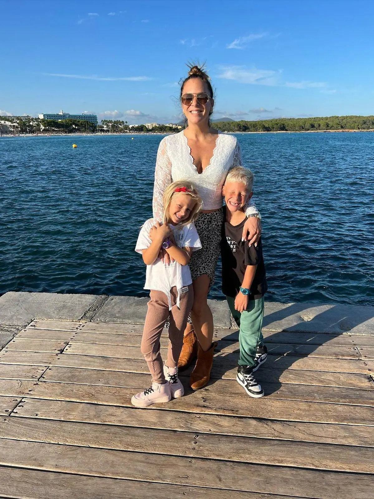 Danni Büchner mit ihren beiden Zwillingen Jenna und Diego.