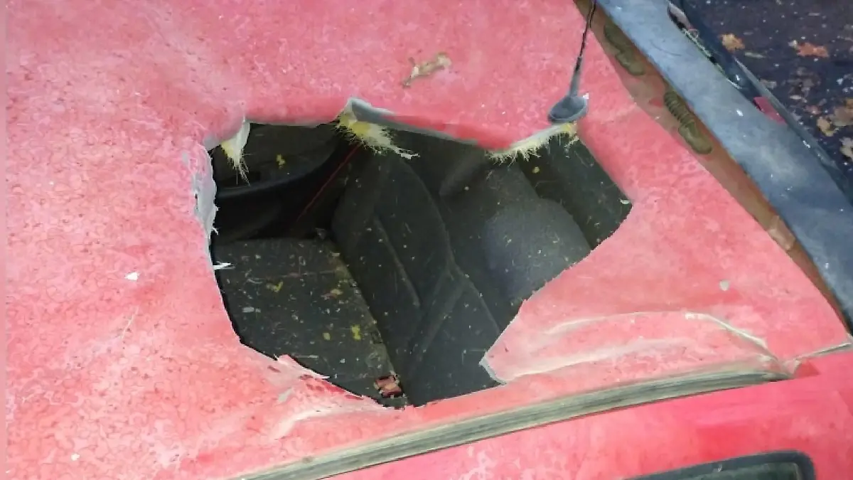 Im Dach des Autos klafft ein riesiges Loch - auch die Rückbank wurde zerstört.