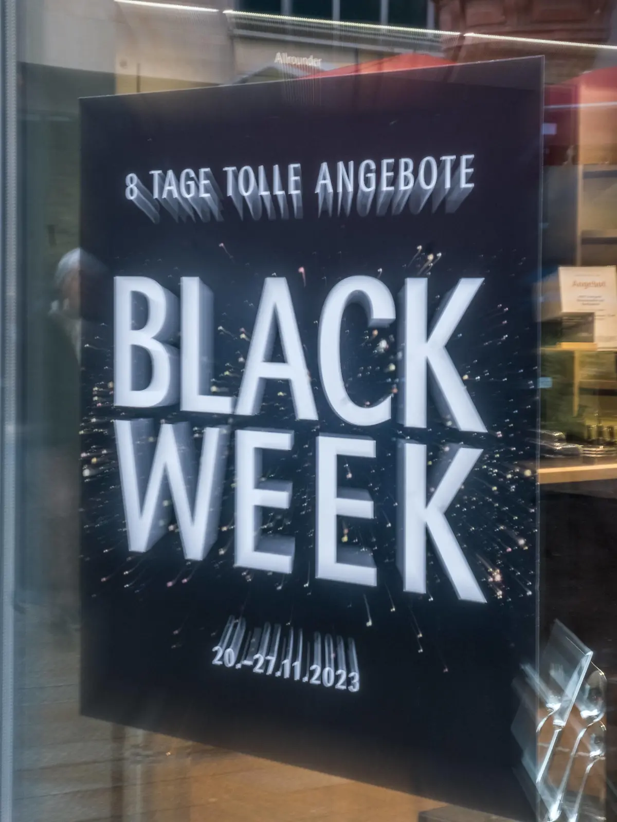 Rabattschlacht, Black Friday - wird in den Vereinigten Staaten der Freitag nach Thanksgiving genannt. Da Thanksgiving immer auf den vierten Donnerstag im November fällt, gilt der darauffolgende Freitag als Start in ein traditionelles Familienwochenende und als Beginn der Weihnachtseinkaufsaison. Je nach dem Kalender kann Thanksgiving auf einen Termin zwischen dem 22. und dem 28. November einschließlich fallen, der Black Friday entsprechend auf den 23. bis 29. November. Da der in christlich geprägten Gesellschaften außerhalb der USA weitaus bekanntere erste Advent nach dem Weihnachtstermin berechnet wird und auf alle Tage im Zeitraum 27. November bis 3. Dezember fallen kann, steht der Black Friday nicht in einem festen Abstand zu ihm,