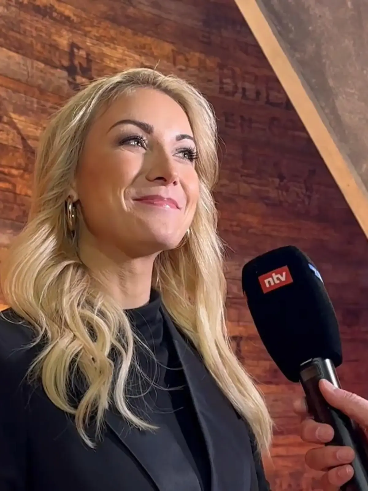 Bild zu: "Dankbare Anna-Carina Woitschack schaut nach vorne"