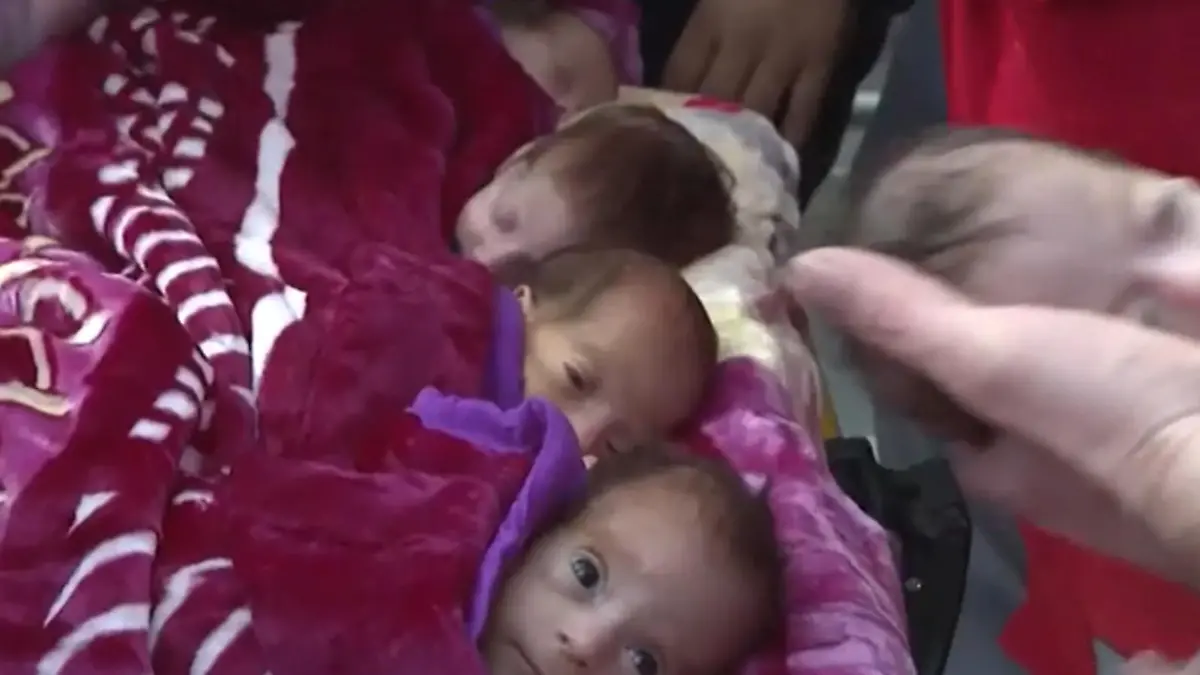 28 Frühchen wurden warm eingewickelt und aus der Klinik in Gaza evakuiert.