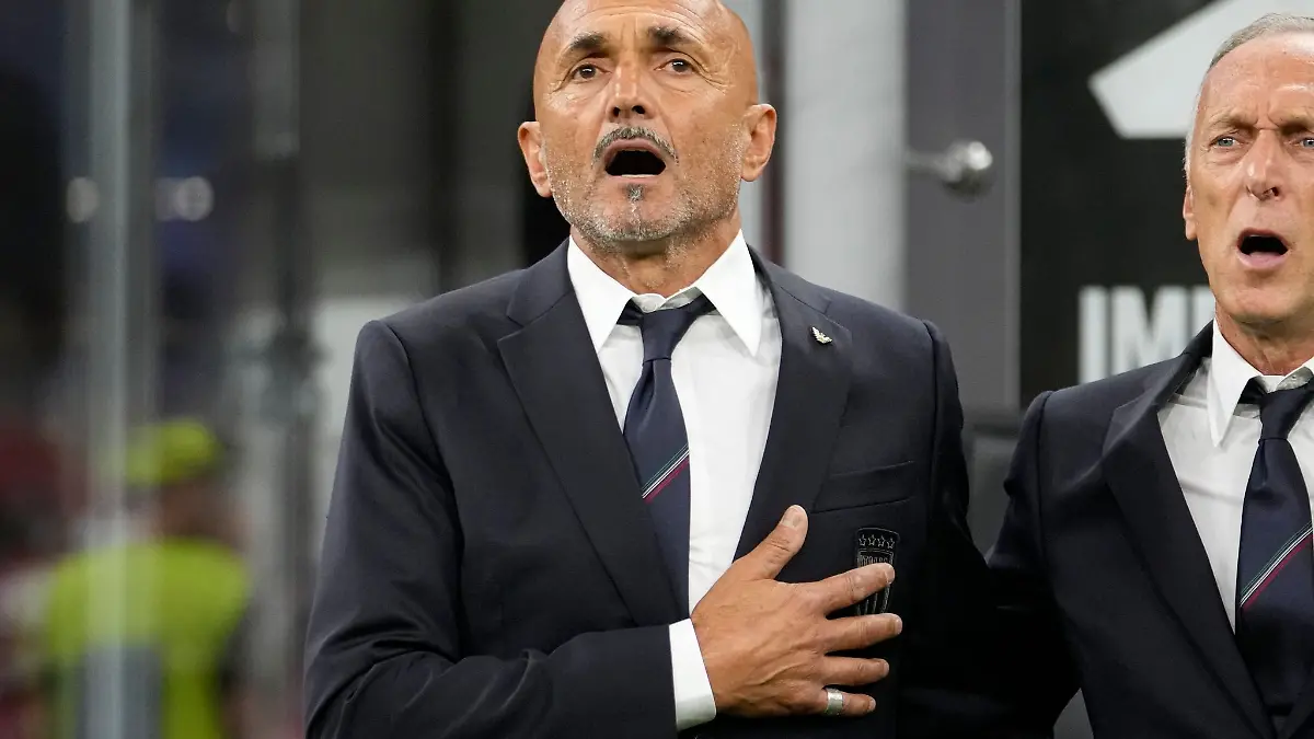 Luciano Spalletti, Nationaltrainer von Italien, singt die Nationalhymne von Italien.