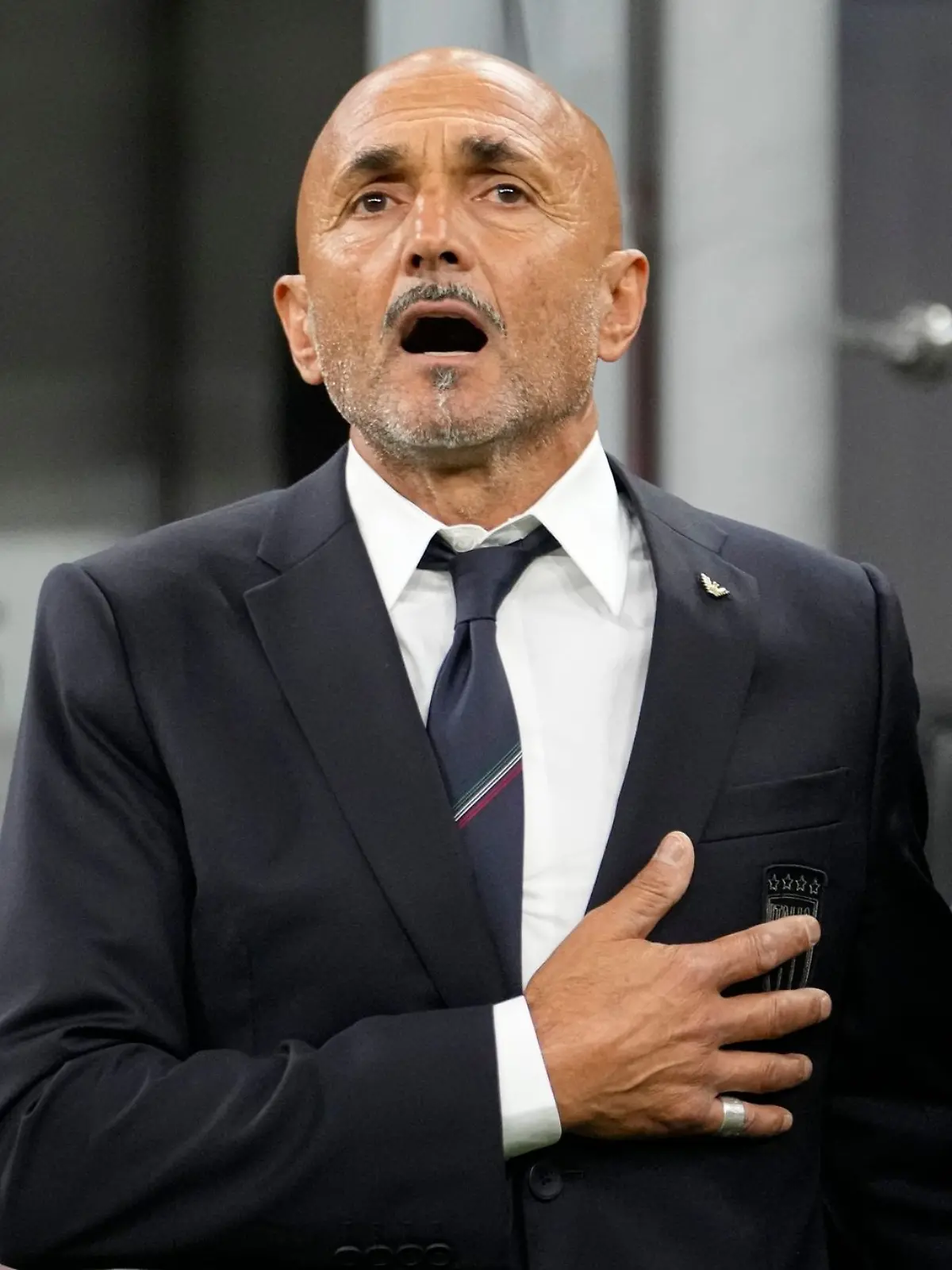 Luciano Spalletti, Nationaltrainer von Italien, singt die Nationalhymne von Italien.