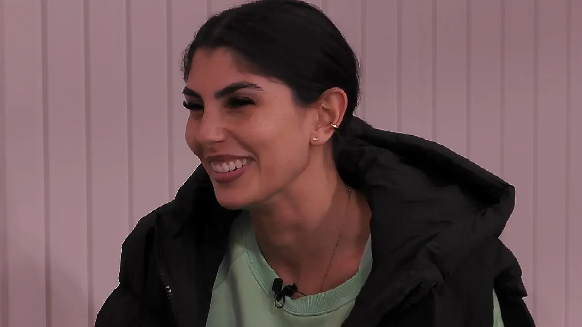 Titel: Promi Big Brother, Staffel 11. Motiv: Im Innenhof sprechen Yeliz, Dialara und Manuela über den Beziheungsstatus von Yeliz und Yasin. Copyright: SAT.1. Dieses Bild darf bis eine Woche nach Ausstrahlung honorarfrei fuer redaktionelle Zwecke und nur im Rahmen der Programmankuendigung verwendet werden. Spaetere Veroeffentlichungen sind nur nach Ruecksprache und ausdruecklicher Genehmigung der Seven.One Entertainment Group GmbH moeglich. Nicht fuer EPG! Verwendung nur mit vollstaendigem Copyrightvermerk. Das Foto darf nicht veraendert, bearbeitet und nur im Ganzen verwendet werden. Es darf nicht archiviert werden. Es darf nicht an Dritte weitergeleitet werden. Aneinanderreihung/Zusammenlegung/Kopplung von Bildern zum Zweck der Erstellung von Slide-Shows o.ä. nicht gestattet; Verbindung/Einfügen/Anfügen von Werbung nicht gestattet.
Bei Fragen: foto@seven.one
Voraussetzung fuer die Verwendung dieser Programmdaten ist die Zustimmung zu den Allgemeinen Geschaeftsbedingungen der Presselounges der Sen der der Seven.One Entertainment Group GmbH.