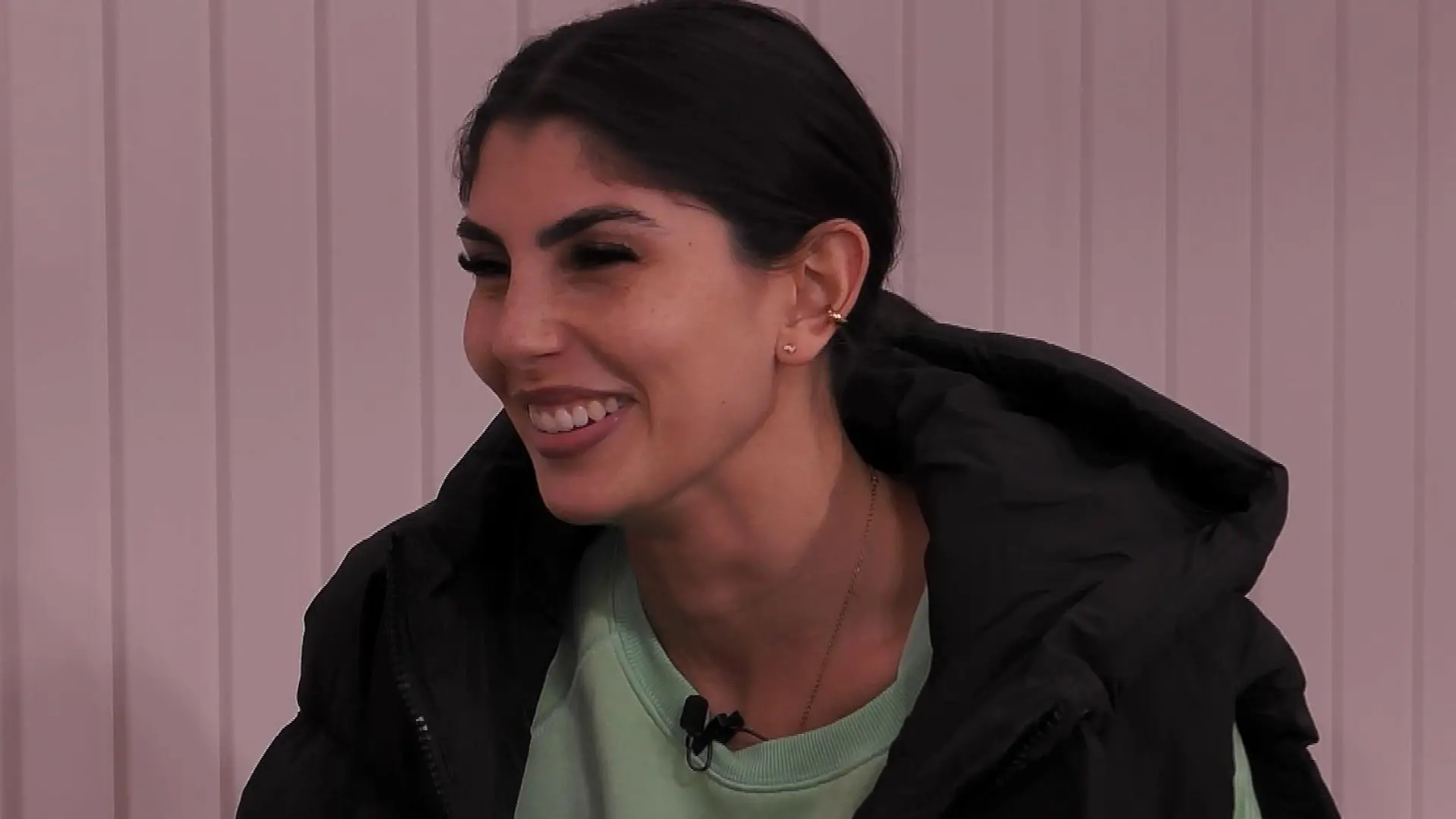 Titel: Promi Big Brother, Staffel 11. Motiv: Im Innenhof sprechen Yeliz, Dialara und Manuela über den Beziheungsstatus von Yeliz und Yasin. Copyright: SAT.1. Dieses Bild darf bis eine Woche nach Ausstrahlung honorarfrei fuer redaktionelle Zwecke und nur im Rahmen der Programmankuendigung verwendet werden. Spaetere Veroeffentlichungen sind nur nach Ruecksprache und ausdruecklicher Genehmigung der Seven.One Entertainment Group GmbH moeglich. Nicht fuer EPG! Verwendung nur mit vollstaendigem Copyrightvermerk. Das Foto darf nicht veraendert, bearbeitet und nur im Ganzen verwendet werden. Es darf nicht archiviert werden. Es darf nicht an Dritte weitergeleitet werden. Aneinanderreihung/Zusammenlegung/Kopplung von Bildern zum Zweck der Erstellung von Slide-Shows o.ä. nicht gestattet; Verbindung/Einfügen/Anfügen von Werbung nicht gestattet.
Bei Fragen: foto@seven.one
Voraussetzung fuer die Verwendung dieser Programmdaten ist die Zustimmung zu den Allgemeinen Geschaeftsbedingungen der Presselounges der Sen der der Seven.One Entertainment Group GmbH.
