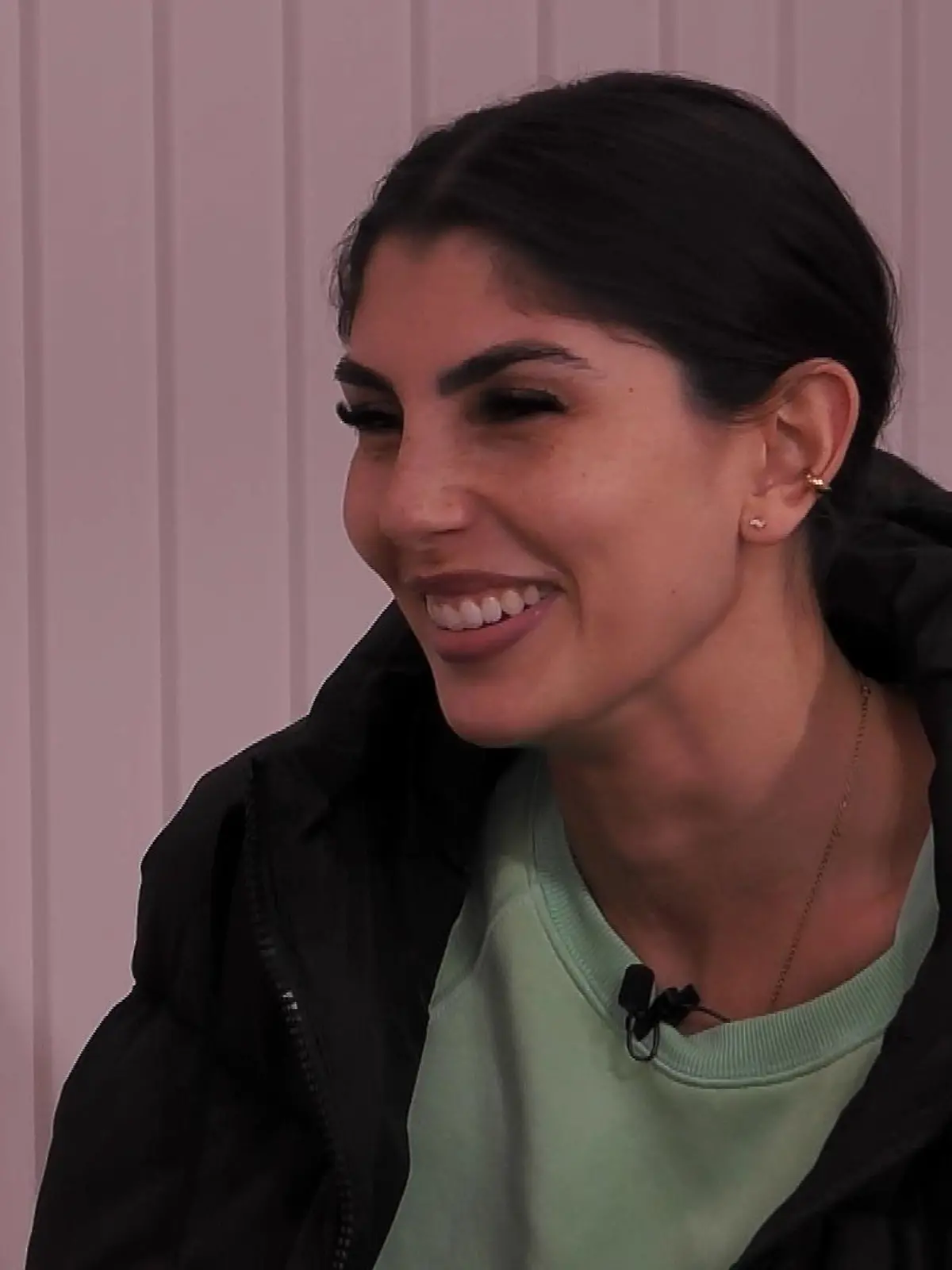 Titel: Promi Big Brother, Staffel 11. Motiv: Im Innenhof sprechen Yeliz, Dialara und Manuela über den Beziheungsstatus von Yeliz und Yasin. Copyright: SAT.1. Dieses Bild darf bis eine Woche nach Ausstrahlung honorarfrei fuer redaktionelle Zwecke und nur im Rahmen der Programmankuendigung verwendet werden. Spaetere Veroeffentlichungen sind nur nach Ruecksprache und ausdruecklicher Genehmigung der Seven.One Entertainment Group GmbH moeglich. Nicht fuer EPG! Verwendung nur mit vollstaendigem Copyrightvermerk. Das Foto darf nicht veraendert, bearbeitet und nur im Ganzen verwendet werden. Es darf nicht archiviert werden. Es darf nicht an Dritte weitergeleitet werden. Aneinanderreihung/Zusammenlegung/Kopplung von Bildern zum Zweck der Erstellung von Slide-Shows o.ä. nicht gestattet; Verbindung/Einfügen/Anfügen von Werbung nicht gestattet. 
Bei Fragen: foto@seven.one
Voraussetzung fuer die Verwendung dieser Programmdaten ist die Zustimmung zu den Allgemeinen Geschaeftsbedingungen der Presselounges der Sen der der Seven.One Entertainment Group GmbH.
