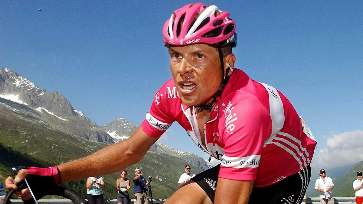 A file photo of German cyclist Jan Ullrich is on his way to the Furka pass, 19 June 2005 at the 9th and last stage of the Tour de Suisse 2005 cycling tour. German Jan Ullrich, who lives in Switzerland, announced his resignation from professional cycling, Hamburg, Monday, 26 February 2007. EPA/EDDY RISCH +++(c) dpa - Bildfunk+++