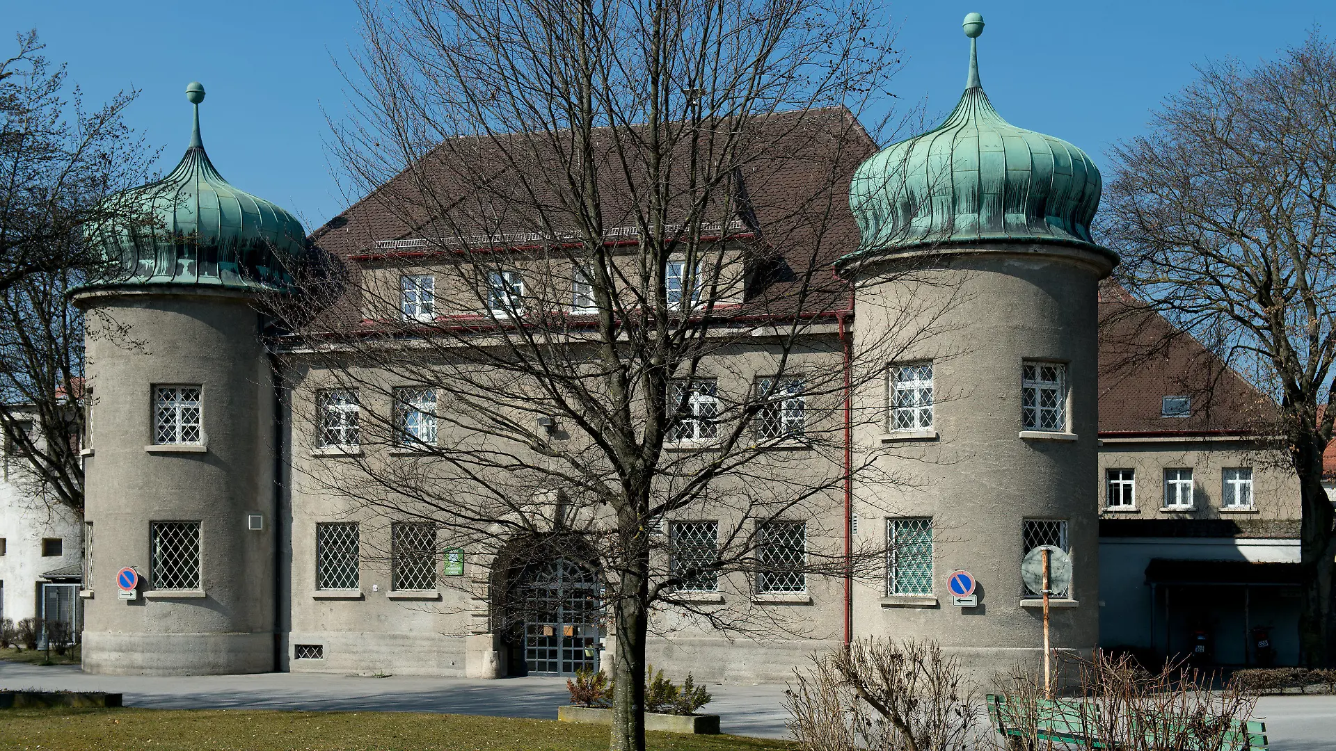 ARCHIV - Die Justizvollzugsanstalt (JVA) Landsberg am Lech aufgenommen am 14.03.2014 in Landsberg (Bayern). In dieser Justizvollzugsanstalt muß der wegen Steuerhinterziehung verurteilte Uli Hoeneß in einigen Wochen seine Haftstrafe antreten. Foto: Sven Hoppe/dpa +++(c) dpa - Bildfunk+++