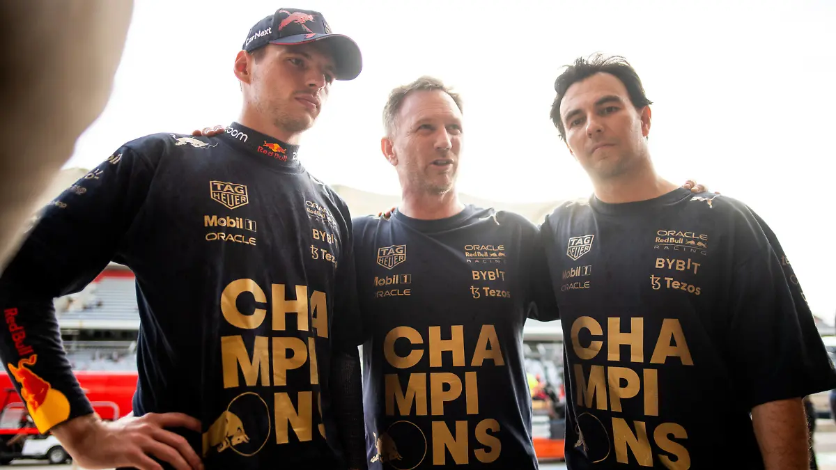 Max Verstappen NED, Oracle Red Bull Racing 1, Christian Horner Oracle Red Bull Racing, Teamchef, Sergio Checo Perez MEX, Oracle Red Bull Racing 11 feiern den Gewinn der Konstrukteuersweltmeisterschaft, USA, Formel 1 Grand Prix der USA, Circuit of the Americas Austin, Rennen, 23.10.2022 USA, Formel 1 Grand Prix der USA, Circuit of the Americas Austin, Rennen, 23.10.2022 Austin *** Max Verstappen NED, Oracle Red Bull Racing 1 , Christian Horner Oracle Red Bull Racing, Team Principal , Sergio Checo Perez MEX, Oracle Red Bull Racing 11 celebrate winning the Constructors World Championship, USA, Formula 1 Grand Prix of the USA, Circuit of the Americas Austin, race, 23 10 2022 USA, Formula 1 Grand Prix of the USA, Circuit of the Americas Austin, race, 23 10 2022 Austin Copyright: xEibner/Memmlerx EP_MMR