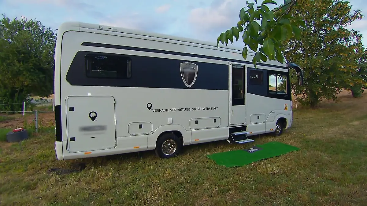 Aufgrund eines Wasserschadens in ihrem Haus, musste „Bauer sucht Frau“-Kandidatin Carolin improvisieren: In diesem XXL-Wohnmobil wird Lukas die nächsten Tage wohnen.