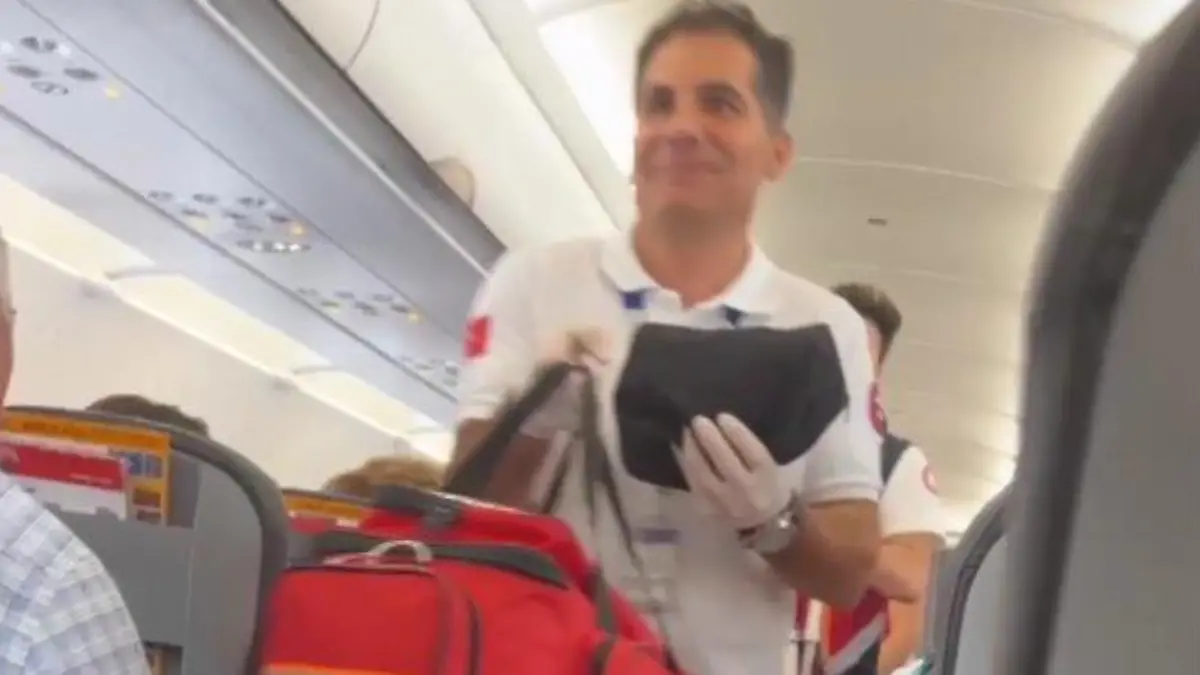 Eine Frau bekommt ihr Baby in einem Flugzeug auf einem Rollfeld in der Türkei