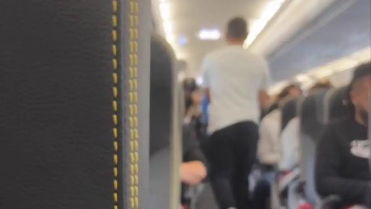 Ein Baby wird in einem Flugzeug geboren.