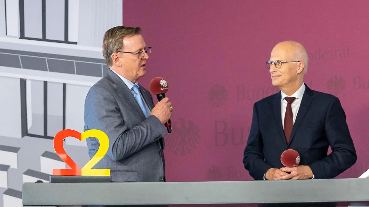 Bodo Ramelow, Peter Tschentscher und Sissy Metzschke bei der Bundesratspräsidentschaft-Staffelstabübergabe zum Tag der Deutschen Einheit im Zelt des Bundesrates auf dem Domplatz. Rund einen Monat vor dem offiziellen Amtswechsel hat Thüringens Ministerpräsident Bodo Ramelow den Staffelstab der Bundesratspräsidentschaft an Hamburgs Bürgermeister Peter Tschentscher weitergereicht. Erfurt, 03.10.2022
