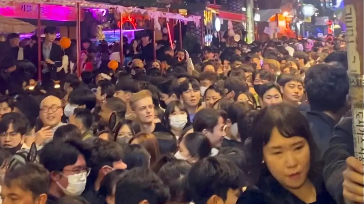 A view shows a dense crowd, during a Halloween festival in Seoul, South Korea, October 29, 2022, in this screengrab obtained from a social media video. LINDA @DABAKLUSA/via REUTERS  THIS IMAGE HAS BEEN SUPPLIED BY A THIRD PARTY. MANDATORY CREDIT. NO RESALES. NO ARCHIVES.