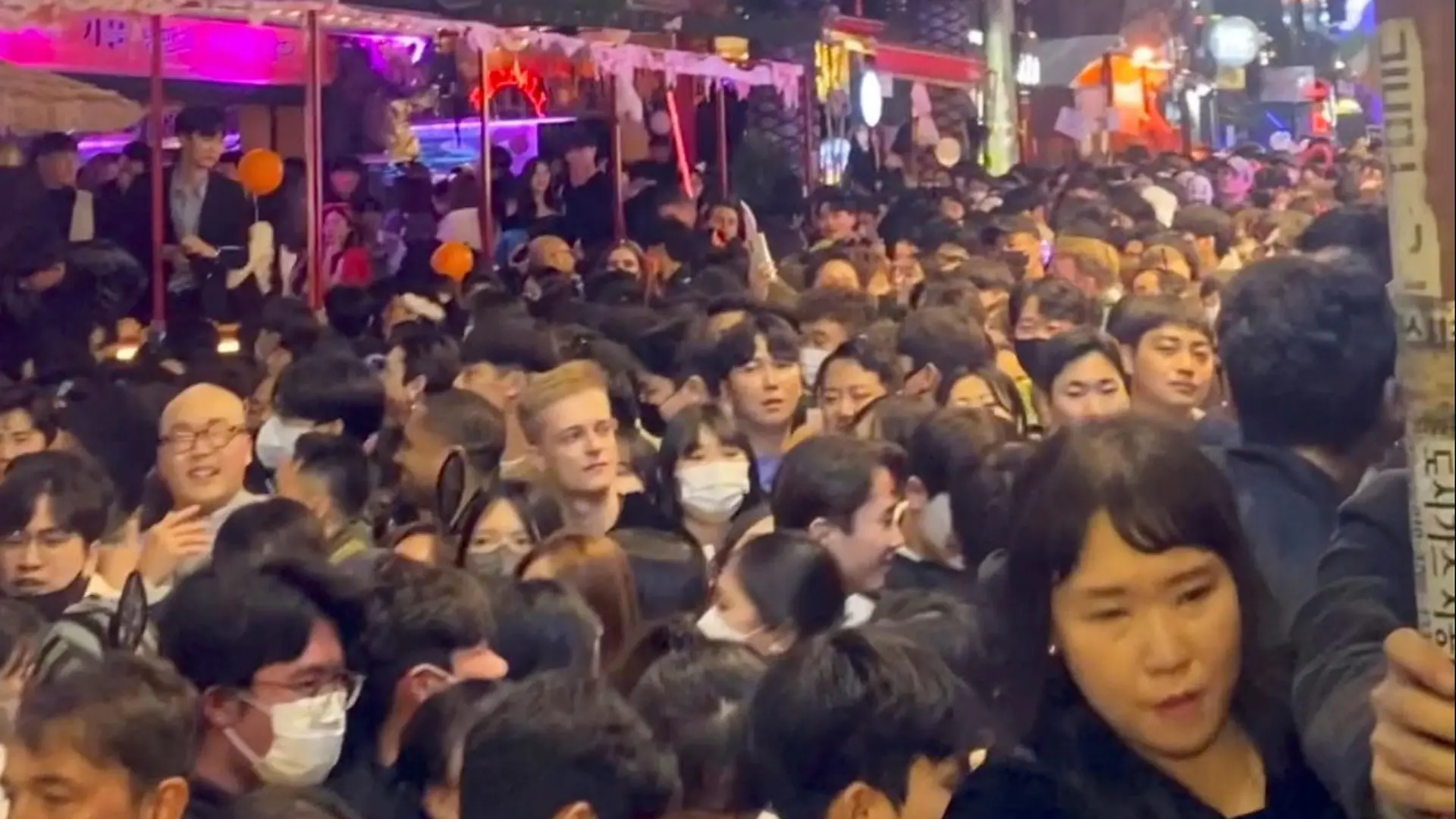 A view shows a dense crowd, during a Halloween festival in Seoul, South Korea, October 29, 2022, in this screengrab obtained from a social media video. LINDA @DABAKLUSA/via REUTERS THIS IMAGE HAS BEEN SUPPLIED BY A THIRD PARTY. MANDATORY CREDIT. NO RESALES. NO ARCHIVES.