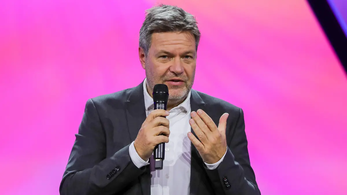 Dr. Robert Habeck, Bundesminister für Wirtschaft und Klimaschutz auf dem Digital-Gipfels 2023 in Jena - Gründungswettbewerb Digitale Innovationen - Das Bundesministerium für Wirtschaft und Klimaschutz prämiert feierlich die besten digitalen Gründungsideen mit mehr als 300.000 Euro an Preisgeldern. Der Fokuspreis wird zum Thema Energieeffizienz vergeben - Jena Thüringen Deutschland *** Dr Robert Habeck, Federal Minister for Economic Affairs and Climate Protection at the Digital Summit 2023 in Jena Digital Innovation Start-up Competition The Federal Ministry for Economic Affairs and Climate Protection awards the best digital start-up ideas with more than 300,000 euros in prize money The focus prize is awarded on the topic of xRMx