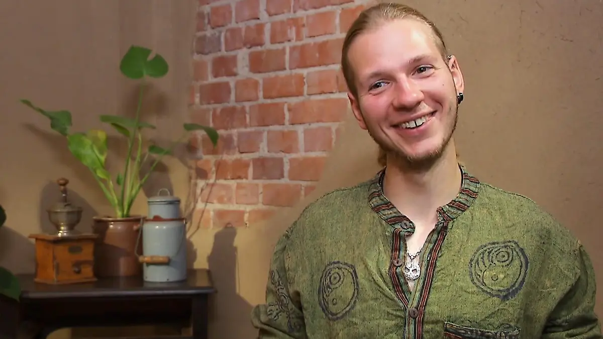 „Bauer sucht Frau“-Kandidat Christoph ist sich sicher: Sein kleiner Kirschentrick hat Hofdame Lisa ganz schön beeindruckt.