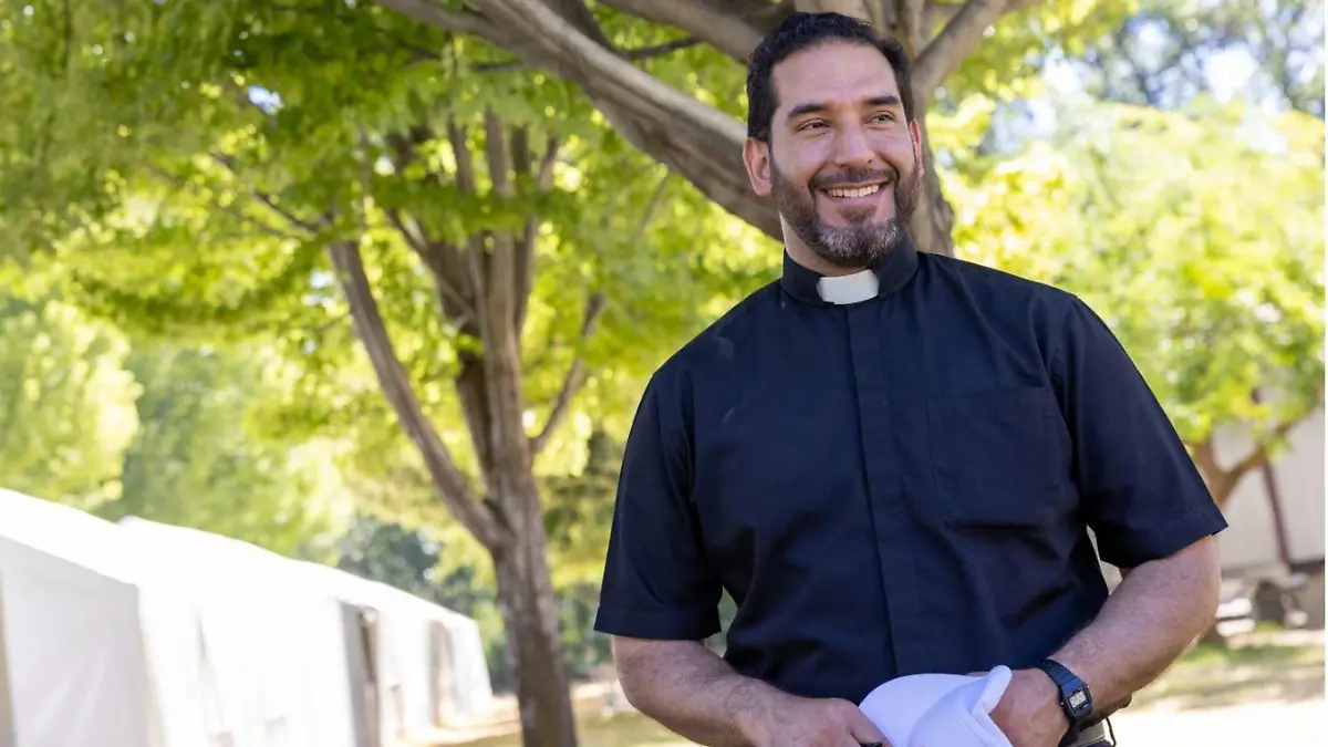 Priester Jesús Mariscal wird spontan zum Geburtshelfer.