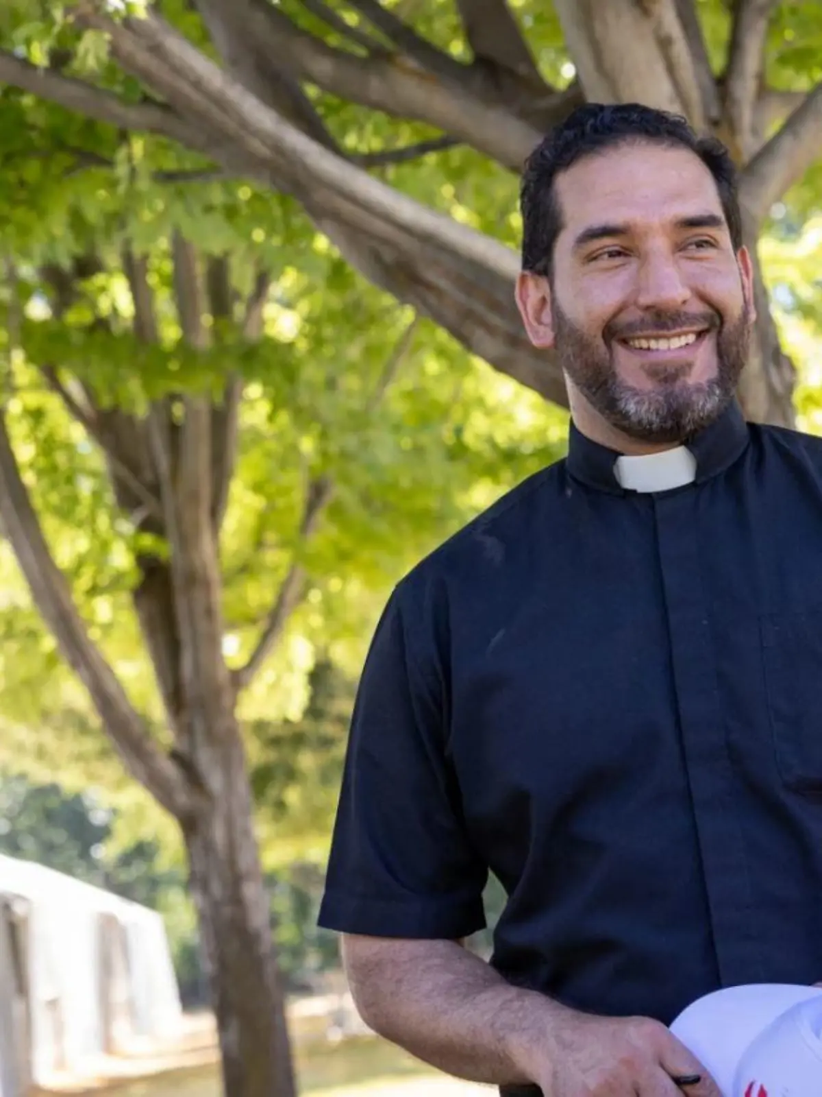 Priester Jesús Mariscal wird spontan zum Geburtshelfer.