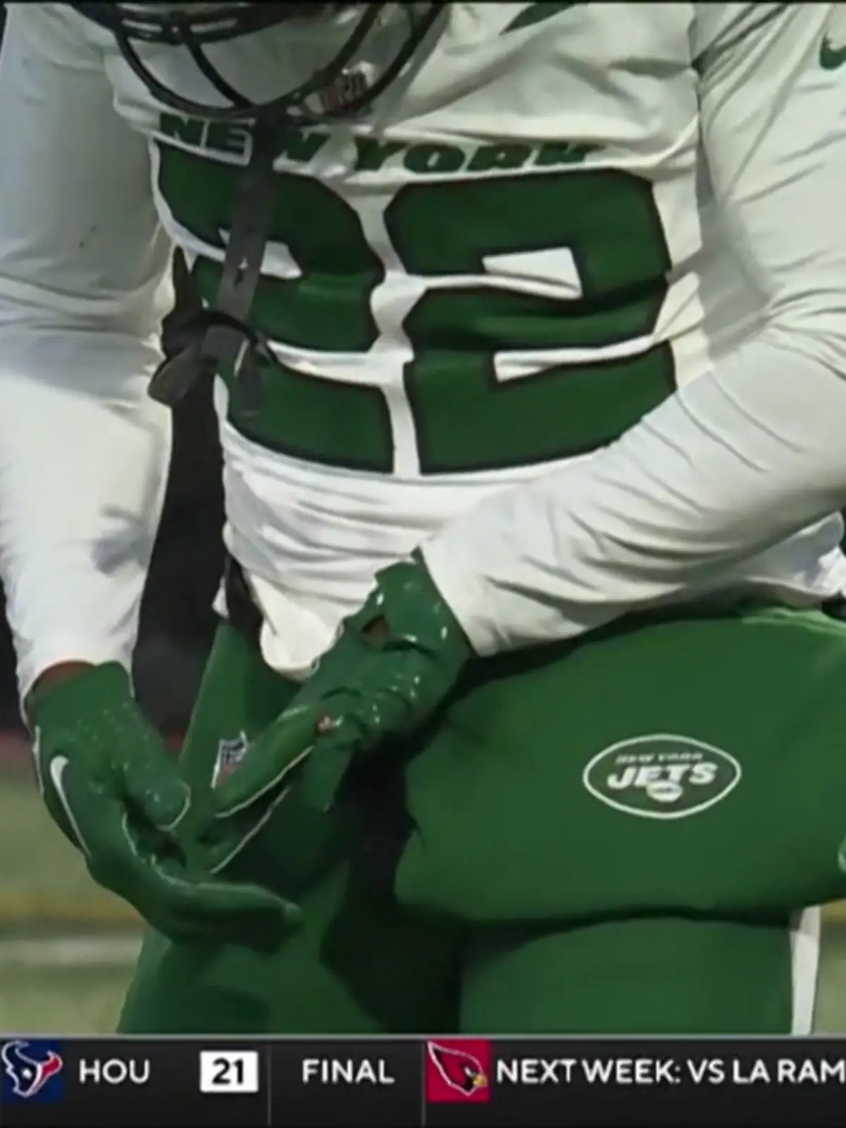 Recht früh im ersten Viertel taucht New York Jets-Safety Tony Adams nach einem Ball, will sich unbedingt die Interception gegen die Buffalo Bills schnappen. Blöderweise erwischt er aber nicht das Ei, sondern seine linke Hand, auf der er mit seinem ganzen Körper landet. Nach wenigen Sekunden steht er auf und schaut entgeistert auf seinen Handschuh: Dort ragt scheinbar sein Knochen raus, wie zahlreiche User sofort in den sozialen Medien vermuten!
