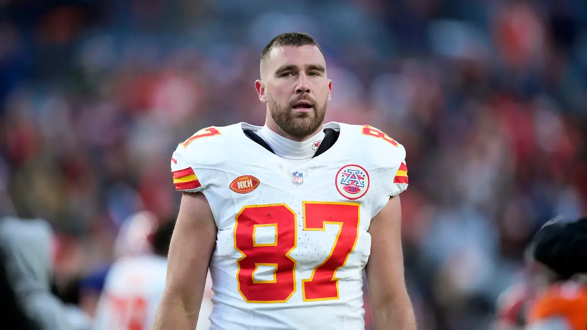 29.10.2023, USA, Denver: American Football: Profiliga NFL, Hauptrunde, Denver Broncos - Kansas City Chiefs. Kansas City Chiefs Tight End Travis Kelce verlässt das Spielfeld. Foto: David Zalubowski/AP +++ dpa-Bildfunk +++