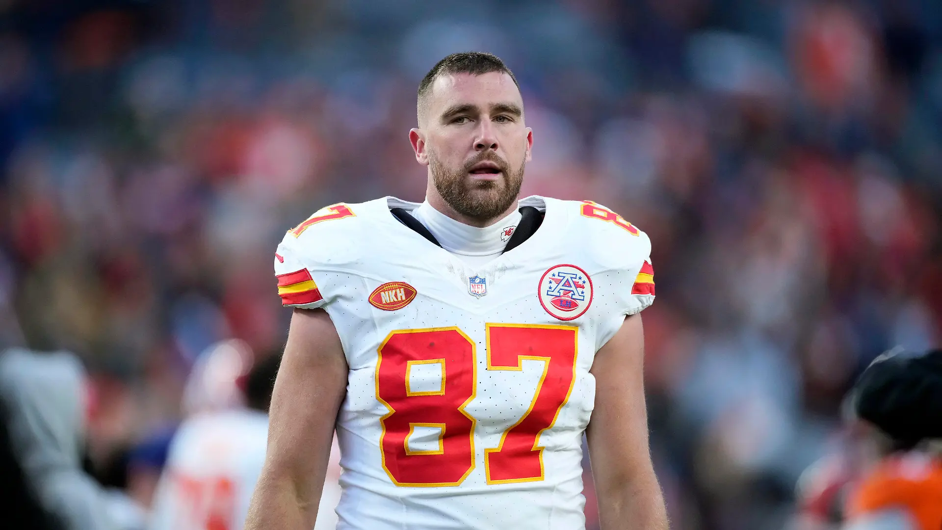 29.10.2023, USA, Denver: American Football: Profiliga NFL, Hauptrunde, Denver Broncos - Kansas City Chiefs. Kansas City Chiefs Tight End Travis Kelce verlässt das Spielfeld. Foto: David Zalubowski/AP +++ dpa-Bildfunk +++